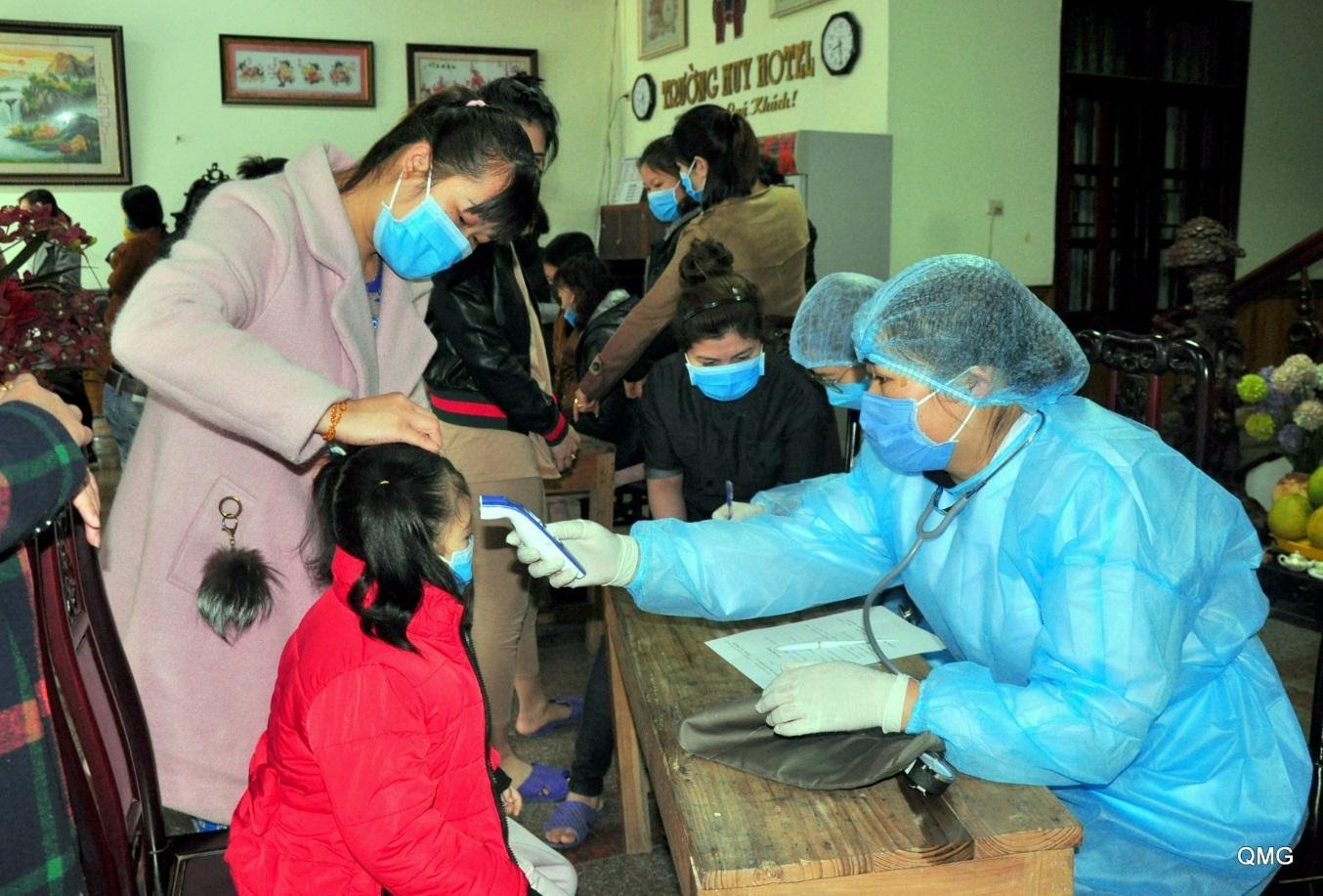 Các y, bác sĩ khám sàng lọc sức khỏe tổng thể cho những người đã hoàn thành thời gian cách ly 14 ngày.