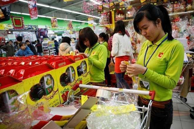 Theo Bộ Y tế, người lao động, người làm việc, người bán hàng tại các trung tâm thương mai, siêu thị, chợ, nhà hàng, khách sạn, công viên và khu du lịch cần hạn chế bắt tay, hạn chế tiếp xúc với khách hàng khoảng cách dưới 1m.
