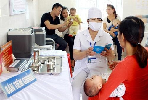 Bà mẹ cần lưu ý những hướng dẫn bảo đảm an toàn cho trẻ sau tiêm chủng.