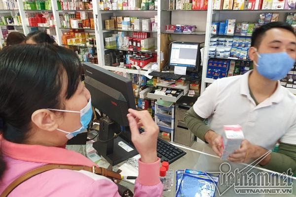 Người dân mua thuốc cúm, ho, sốt sẽ phải khai báo thông tin cá nhân như tên tuổi, địa chỉ, số điện thoại để cơ quan chức năng có thể dễ dàng truy dấu khi phát hiện các ca mắc, nghi mắc Covid-19. Ảnh: T.Hanh